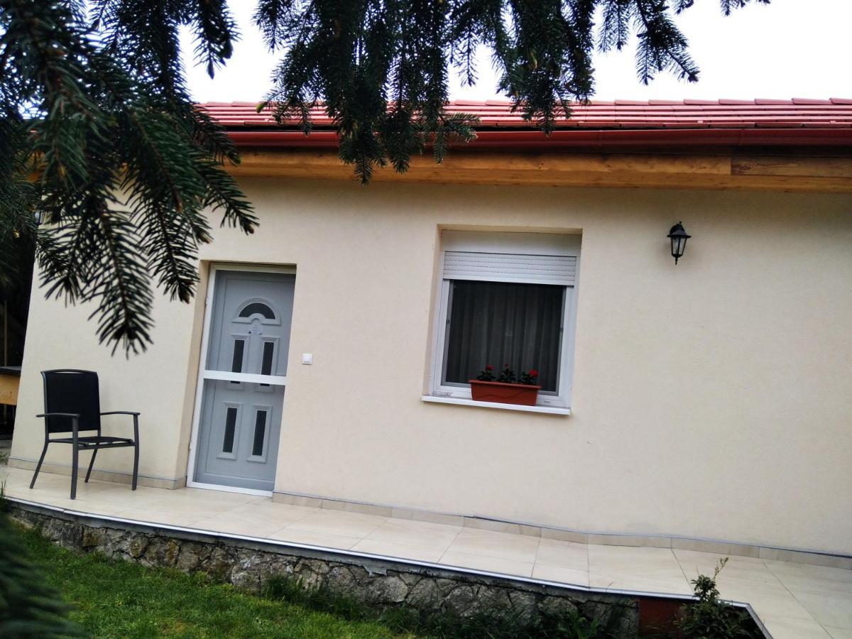 Esze Vendegszoba Tata Ngoại thất bức ảnh